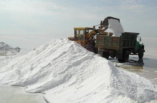 سالانه ۷۰۰ هزار تن نمک از بستر دریاچه ارومیه برداشت می‌شود